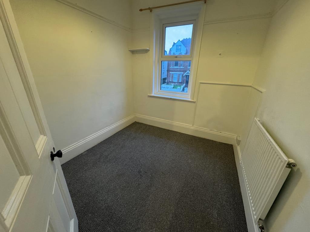 Lot: 129 - FREEHOLD ARRANGED AS TWO DWELLINGS WITH PARKING - 250a-box room